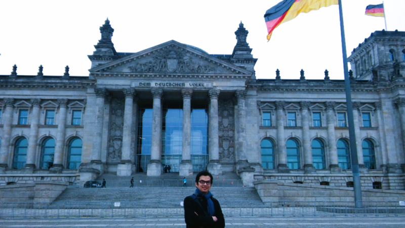 Penulis, saat sedang berada di depan Reichstagsgebäude, Berlin, Jerman.