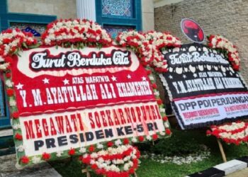 PDIP Kirim Karangan Bunga untuk Ali Khamenei