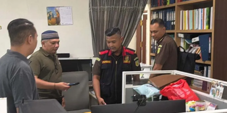 Penyidik Kejati Kaltim Geledah Kantor Dinas ESDM