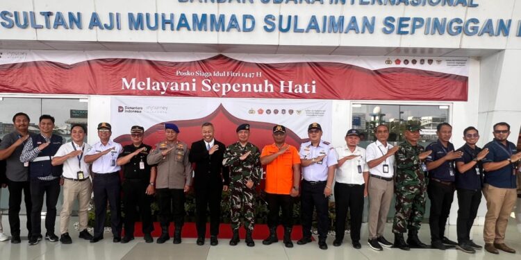 Penumpang Bandara Balikpapan Naik