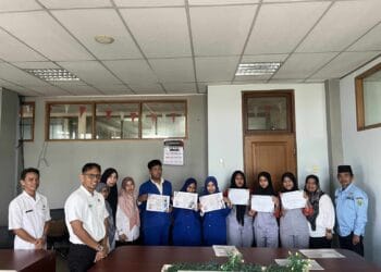 Sekretaris Diskominfo PPU Apresiasi Disiplin Siswa Usai Magang Enam Bulan