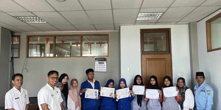 Sekretaris Diskominfo PPU Apresiasi Disiplin Siswa Usai Magang Enam Bulan